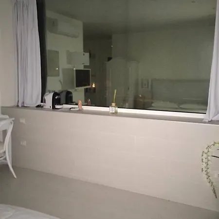 2 Star Luxury Rooftop B&B 바를레타