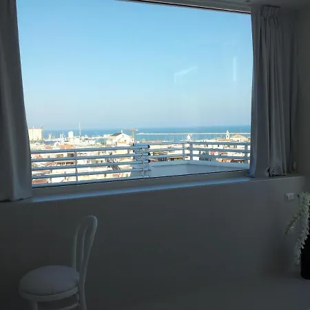 2 Star Luxury Rooftop Bed & Breakfast 3*
